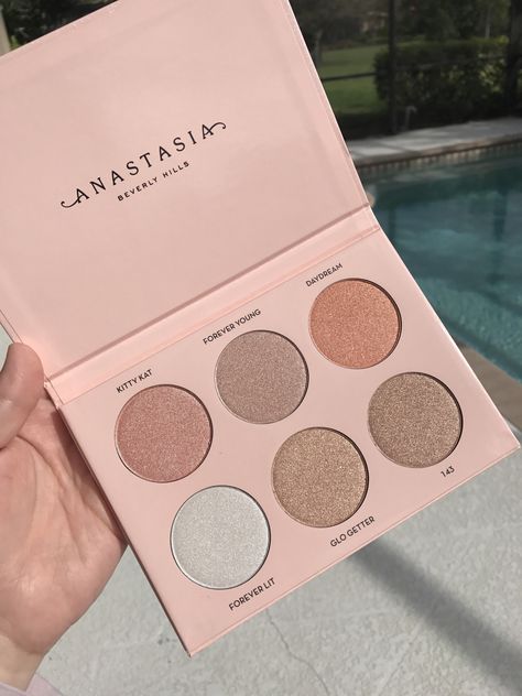 Anastasia Beverly Hills Glow Kit, Nicole Guerriero, Beverly Hill, Alat Makeup, Makeup Pallets, Glow Kit, Spring Is In The Air, Makeup Makeover, Luxury Makeup