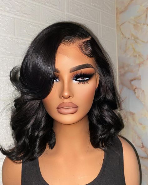 Who doesn’t need a BOMB flirty jet black BOB for the summer!!?? 😍😍 We not playing over here PARIS Flirty Bob JET BLACK Side Part ✨ 5x5 HD lace GLUE-LESS unit Available for purchase 🤎 TEXT TO ORDER: 484-475-6470 or click the link in bio for EXPRESS SHIPPING -Hair: raw Indian luxe wave with 5x5 HD closure -Size: 21”-23” circumference -Elastic Adjustable Band for glue-less wear ALL Custom signature units include: ✅Custom machine made ✅Tailored to fit clients head measurements ✅Premium ... Black Hair Side Part, Bob Wavy Hairstyles, Side Part Long Bob, Side Part Bob, Short Wavy Bob, Curly Bob Wigs, Corte Bob, Bob Lace Front Wigs, Remy Hair Wigs