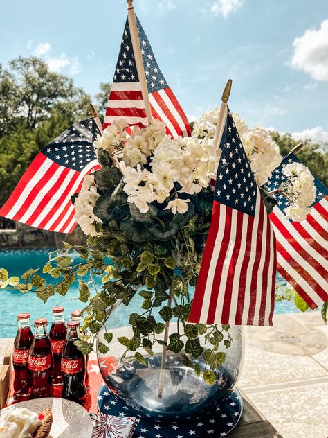 4rh Of July Party, Backyard 4th Of July Decorations, Classy Fourth Of July Party, Fourth Of July Backyard Party, 4th Of July Engagement Party, 4th Of July Pool Party Ideas Decorations, July 4th Party, 4th Of July Party Aesthetic, 4th Of July Cocktails