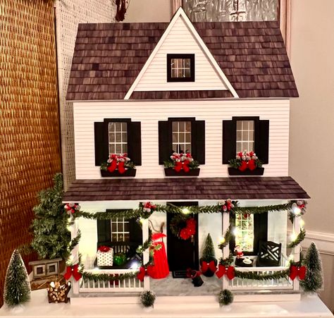 Kardashian Christmas Doll House, Christmas Themed Dollhouse, Christmas Dollhouse Exterior, Christmas House Painting Ideas, Doll House Christmas Decorations Diy, Christmas Dollhouse Ideas, Christmas Dolls House, Christmas House Craft, Vermont Farmhouse Jr Dollhouse