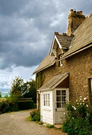 Small Enclosed Porch, Cottage Bathrooms, Oak Porch, Porch Extension, Sas Entree, Timber Frame Porch, Cottage Front Doors, Enclosed Porch, Cottage Porch