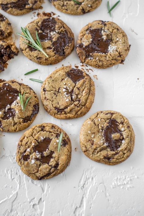 Earl Grey Chocolate Chip Cookies, Rosemary Chocolate Chip Cookies, Rosemary Cookies Recipe, Rosemary Dessert, Rosemary Cookies, Heart Biscuits, Rosemary Salt, Beautiful Baking, Butter Sugar Cookies