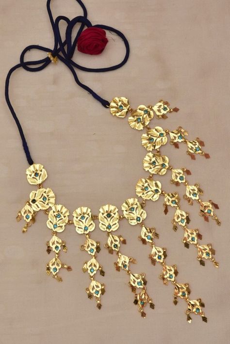 Old School Vintage Jewellery Old Design Gold Jewellery, Peepal Patti Gold Jewellery, Muslim Jewellery, Gold Neckles, Gold Pendant Necklace Jewellery, Indian Gold Jewellery Design, Trendy Silver Jewelry, Meaningful Things, Silver Necklace Designs