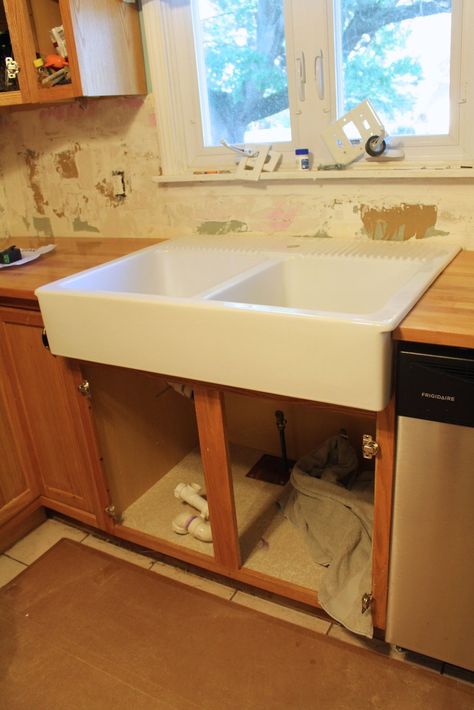 Ikea Farmhouse Sink, Chateau Kitchen, Ikea Sinks, Ikea Farmhouse, Farmhouse Sink Installation, Sink Installation, Colonial Farmhouse, Farmhouse Cabinets, Belfast Sink