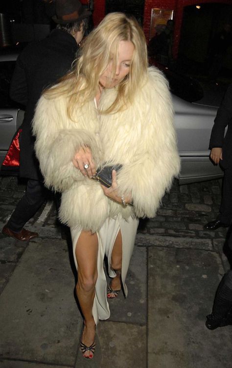 Kate Moss Style, White Fur Coat, Queen Kate, Walking Down The Street, Ella Moss, I'm With The Band, Fur Fashion, 가을 패션, Kate Moss