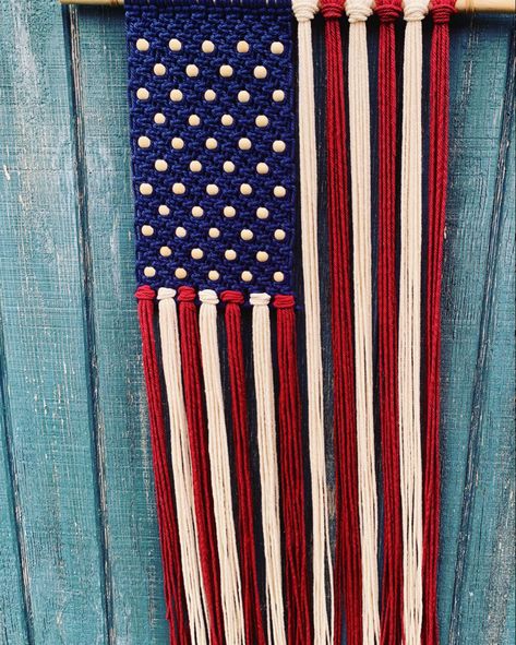 Macrame American Flag Tutorial, Macrame Flag Diy, 4th Of July Macrame, Macrame American Flag, Crotching Ideas, Macrame Flag, Holiday Macrame, Diy Wall Hanging Yarn, Flag Ideas