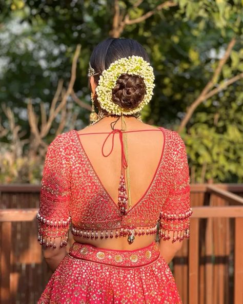 25 Different And Unique Bridal Blouse Back Designs For Brides To Pick For Their Wedding Lace Blouse Design, Latest Blouse Designs Pattern, New Saree Blouse Designs, Lehenga Designs Simple, Traditional Blouse Designs, Latest Model Blouse Designs, Lehenga Blouse Designs, Fashionable Saree Blouse Designs, Wedding Blouse Designs