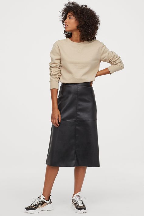 Winter Closet Essentials, Vegan Leather Midi Skirt, Midi Skirt Fall, Rok Outfit, Black Leather Skirt, Flattering Tops, Leather Midi Skirt, Mode Casual, Creation Couture