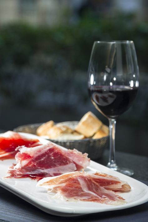 El jamón... mejor con vino blanco o vino tinto? Serrano Ham, Ham Recipes, Breadsticks, Red Wine, 12 Months, Alcoholic Drinks, Jam, Wine, Glass