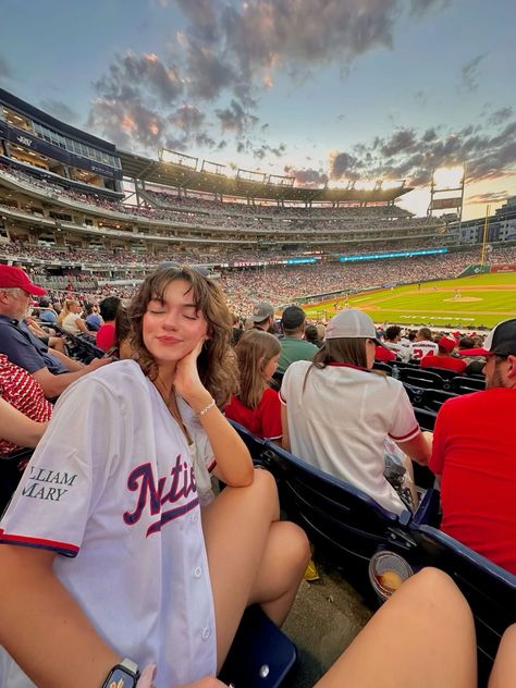 Baseball Game Insta Pics, Baseball Pictures Ideas, Baseball Game Instagram Story, Baseball Stadium Pictures Photo Ideas, Baseball Game Poses, Baseball Instagram Pictures, Baseball Instagram Story, Baseball Outfit Aesthetic, Baseball Game Photo Ideas