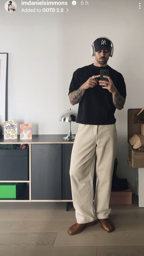 Summer Man Fashion, Brown Shoe Outfit Men, Brown Shoes Outfit Men, New York Mens Fashion, Minimalist Outfit Men, Black T Shirt Outfit, Black Pants Outfit Men, Beige Jeans Outfit, Brown Shoes Outfit