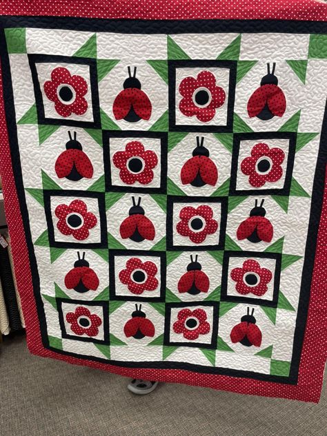 Loving Stitches - Barbara made this cute ladybug quilt for... Ladybug Sewing Pattern, Bug Quilt Pattern, Ladybug Quilt Patterns, Ladybug Quilt Block, Ladybug Quilt, Bug Quilt, Dragonfly Quilt, Aplique Quilts, Hexagon Quilt Pattern