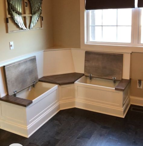 Kitchen Booths Corner, Built In Booth Seating, Kitchen Banquette Ideas Corner, Built In Table Kitchen Breakfast Nooks, Booth In Kitchen, Kitchen Table Booth, Corner Booth Kitchen Table, Kitchen Corner Booth, Built In Kitchen Table