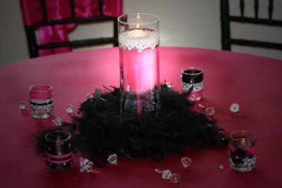 Black And Pink Centerpieces Diy, Boa Centerpiece, Pink And Black Centerpieces, Black Floating Candles, Wedding Ideas Red, Wedding Table Decorations Pink, 18th Party, Black Centerpieces, 80 Birthday