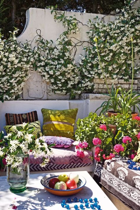 Greek Garden, Greek Decor, Balkon Decor, Outdoor Baths, Outdoor Seating Area, Mediterranean Decor, Mediterranean Garden, Mediterranean Homes, Beautiful Villas