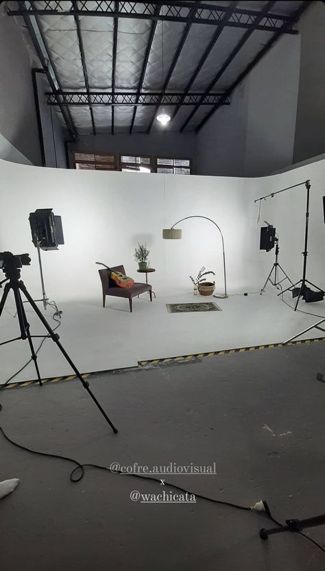 Cozy Interview Set Design, Video Studio Design, Video Studio Setup, Interview Set Design, Podcast Set Design, Photography Workspace, Studio Room Design, Photography Studio Spaces, Ruangan Studio