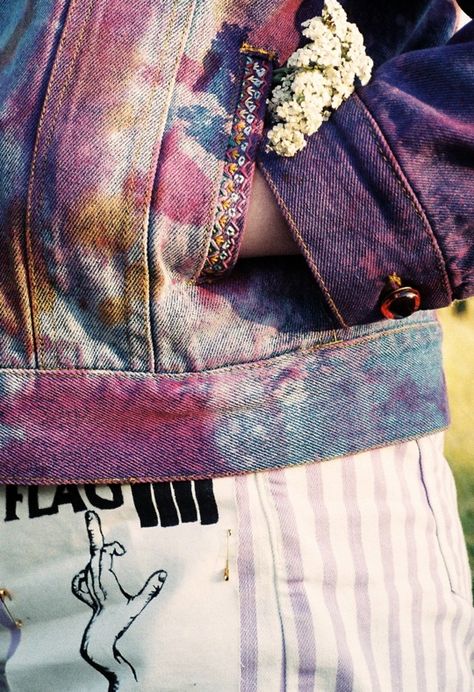 Jacket Upcycle, Rookie Mag, Tye Dye Jeans, Jean Jacket Diy, Jacket Diy, Dyeing Tutorials, Tie Dye Jackets, Diy Denim Jacket, Personalized Jacket