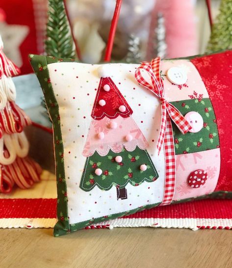 Christmas Sewing Patterns, Christmas Pillows Diy, Christmas Decorations Sewing, Christmas Sewing Projects, Christmas Pillows, Christmas Cushions, Holiday Pillows, Christmas Quilts, Christmas Quilt