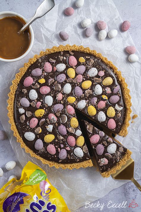 Gluten Free Mini Egg Chocolate and Caramel Tart Recipe (No-Bake) Easter Tart, Caramel Tart Recipe, Chocolate Caramel Tart, Gluten Free Easter, Gluten Free Pastry, Caramel Tart, Tart Baking, Buttery Biscuits, Digestive Biscuits