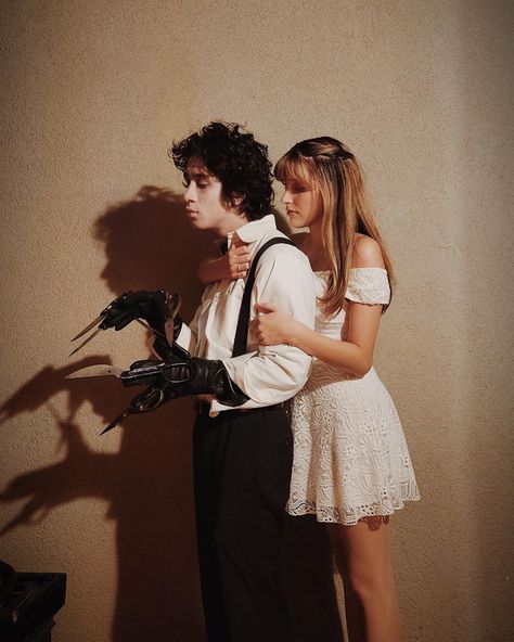 Unique Halloween Costumes For Couples, Movie Couples Costumes, Scary Couples Costumes, Unique Couples Costumes, Halloween Couples Costumes, Edward Scissor, Scissor Hands, Cute Couples Costumes, Costumes For Couples