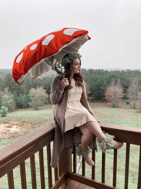 Super easy and cute DIY (fabric over an umbrella) fairy costume prop Mushroom Fairy Costume, Fairy Costume Aesthetic, Mushroom Outfit, Fairy Costume Diy, Mushroom Costume, Ivy Costume, Fairy Mushroom, Fairy Cosplay, Fair Outfits