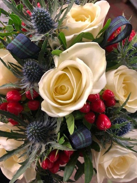 Black Watch Tartan Wedding Theme, Tartan Wedding Bouquet, Tartan Wedding Table Decorations, Celtic Wedding Flowers, Scottish Floral Arrangements, Scottish Flower Arrangements, Tartan Wedding Decorations, Scottish Party Ideas, Scottish Wedding Bouquet