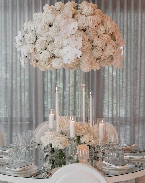 Fancy Wedding Table Decor, All White Reception Decor, Boujee Wedding, White Glam Wedding, Simple Tablescapes, Wedding Table Centerpieces Elegant, All White Wedding Flowers, Contemporary Wedding Decor, Main Table Wedding