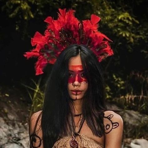 PR Strong Wepa on Instagram: "Know Your History! - The Taíno were a historic indigenous people of the Caribbean, whose culture has been continued today by Taíno descendant communities and Taíno revivalist communities. Model Credit: @the_chef_eli 👈🏼🇵🇷🇵🇷🇵🇷 - - #taino #puertorico #puertorican #boricua #prstrongwepa" Taino Photoshoot, Taino Aesthetic, Taino Makeup, Puerto Rican Culture Aesthetic, Taino Women, Tainos Puerto Rico, Boricua Aesthetic, Taino Headdress, Taino People