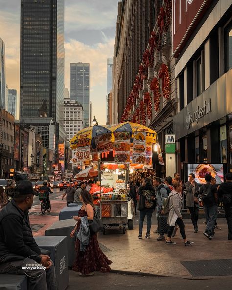 New York is a city of unforgettable moments—golden sunsets over the Empire State, the energy of busy streets, and the magic of holiday decorations lighting up the town. Every corner has a story to tell. What’s your favorite NYC moment? 🗽✨ #shotoniphone #madewithlightroom __________ #newyorkstories #nycscenes #newyorklife #bigapplenewyork #nycstreets #citythatneversleeps #empirestateofmind #nycphotography New York Street Vendors, Serendipity New York City, New York Street Food, New York City Food, Friend Advice, Falling Slowly, New York Food, Empire State Of Mind, Street Vendor