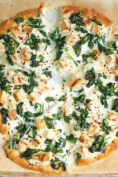 13 Easy Pizza Recipes That Make Great Dinners – SheKnows Spinach Pizza, Roasted Garlic Chicken, Naan Pizza, White Pizza, Chicken And Spinach, Pizza Recipes Homemade, Flatbread Pizza, Chicken Pizza, Idee Pasto Sano