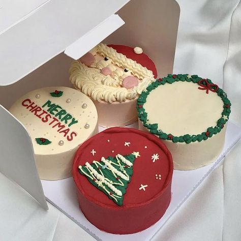 Christmas Bento Cake Design, Bento Cake Natal, Simple Christmas Cake Decorations, Halloween Bento Cake, Ideas Para Vender En Navidad, Christmas Bento Cake, Cake Designs Easy, Cake Natal, Sereal Sarapan