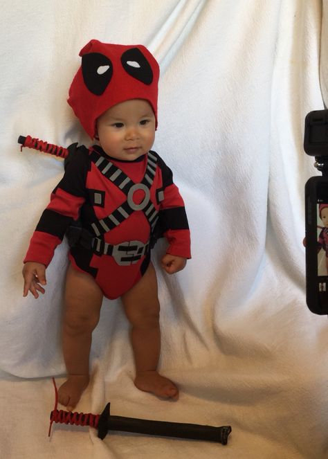 Rocket Rodriguez as Deadpool baby. Costume made by @hotroddog on Instagram Baby Deadpool Costume, Deadpool Family Costume, Baby Deadpool, Marvel Halloween Costumes, Baby Marvel, First Halloween Costumes, Marvel Costumes, 1st Halloween