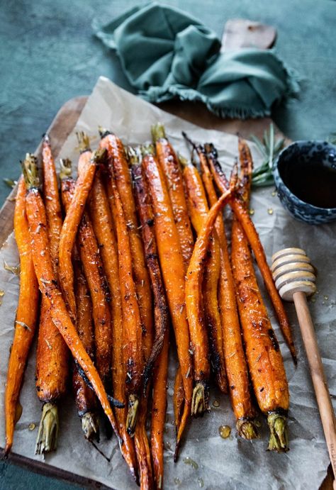 Rosemary and Honey Roasted Carrots - Mogwai Soup Blog Roasted Whole Carrots, Rosemary Honey, Caramelized Carrots, Honey Carrots, Honey Roasted Carrots, My Notebook, Making Mashed Potatoes, How To Dry Rosemary, Honey Roasted