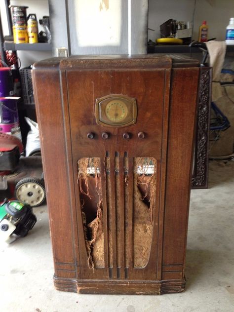 Vintage Repurposed Items, Vintage Stereo Cabinet, Antique Radio Cabinet, Vintage Radio Cabinet, Neat Crafts, Cabinet Diy, Stereo Cabinet, Furniture Flips, Antique Radio