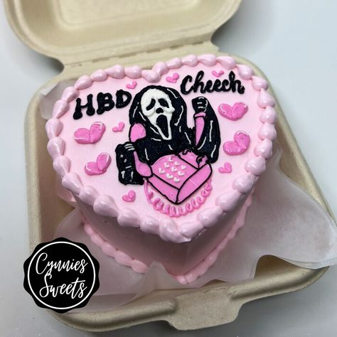 Scream Halloween Cake, Horror Theme Birthday Cake, Scary Movie Birthday Cake, Scream Bday Cake, Scream Cake Movie, Funny Lunchbox Cake, Scream Movie Birthday Party Pink, Scream Birthday Cake Girl, Barbie Movie Birthday Cake