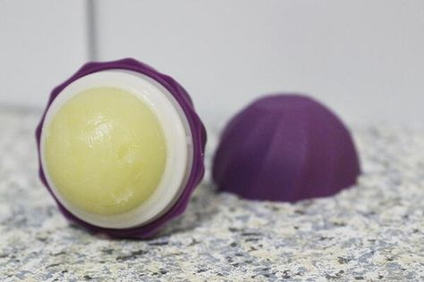 Lip Balm At Home, Eos Diy, Lip Balm Containers, Lip Balm Recipes, Eos Lip Balm, Diy Lip Balm, Vanilla Essential Oil, Diy Lips, Church Crafts