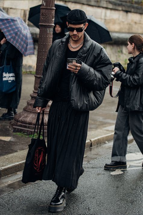 Ss23 Street Style, Fashion Week Ss23, Fashion Week Style, Paris Fashion Week Men, Paris Fashion Week Street Style, Vintage Leather Jacket, Fashion Week Street Style, Street Style Looks, Street Style Outfit