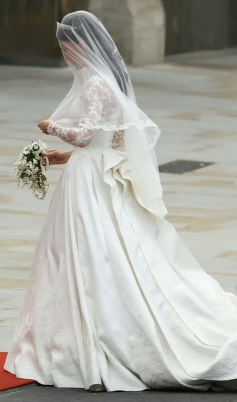 Princess Kate Wedding Dress, Wedding Traditions Explained, Vestidos Kate Middleton, Alexander Mcqueen Wedding Dresses, Kate Wedding Dress, Kate Middleton Wedding Dress, Wedding Outfits For Family Members, Düşes Kate, Middleton Wedding