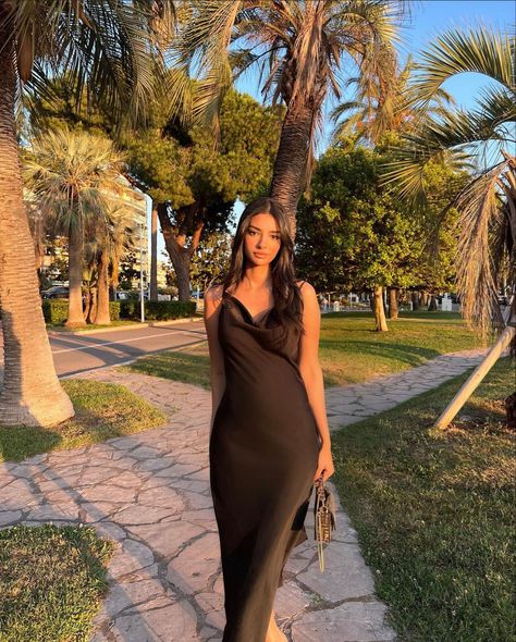 Baecation Outfits, Mode Indie, Wide Leg Trousers Outfit, Happy Nation, Dubai Aesthetic, Summer Holiday Outfits, Vacay Outfits, Photo Pose Style, Dress Aesthetic