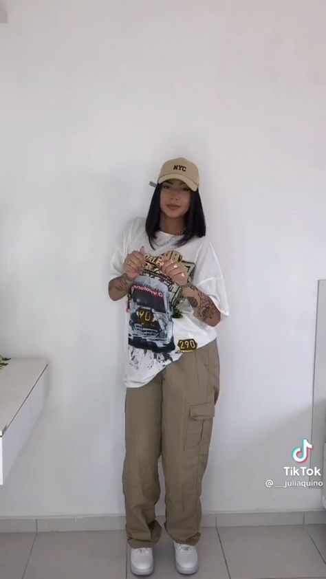 Chill Summer Outfit, Look Hip Hop, Fire Outfits, Billie Eilish Outfits, Tomboy Femme, Tomboy Chic, Lookbook Inspiration, Hiking Outfit Women, Estilo Hip Hop