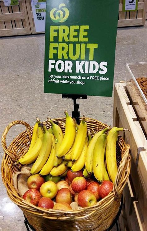 Store Offers Fresh Free Fruit For Children While Their Parents Shop! Fruit For Kids, Fruit And Veg Shop, Vegetable Stand, Vegetable Shop, Grocery Store Design, Supermarket Design, Fruits For Kids, Free Fruit, Fruit Shop