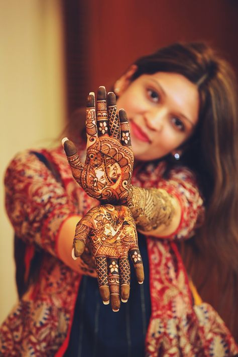 Shivani & Tanmay – A Fairy-tale Wedding Fit for A Princess and Her Prince At Taj Land’s End – India's Wedding Blog Mehandi Rasam Photography, Mahedi Photo, Mehndi Closeup, Shankar Nag, Shadi Pose, Mehndi Rasam, Mehendi Photography Bridal, Mehndi Poses, Mehendi Photoshoot