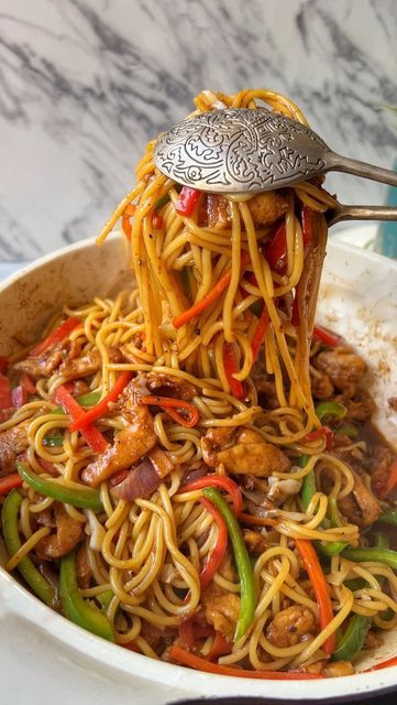 Chowmein Recipe, Pepper Spaghetti, Noodles Dinner, Instagram Restaurant, Noodle Dinner, Asian Stir Fry, Easy Chinese Recipes, Vegetarian Snacks Recipes, Easy Chinese