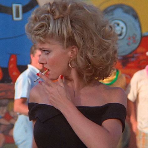 Olivia Newton John Hairstyles, Greece Movie, Grease Aesthetic, Sandy Costume, Olivia Newton John Grease, Greaser Aesthetic, Sandy And Danny, Grease 1978, Sandy Grease