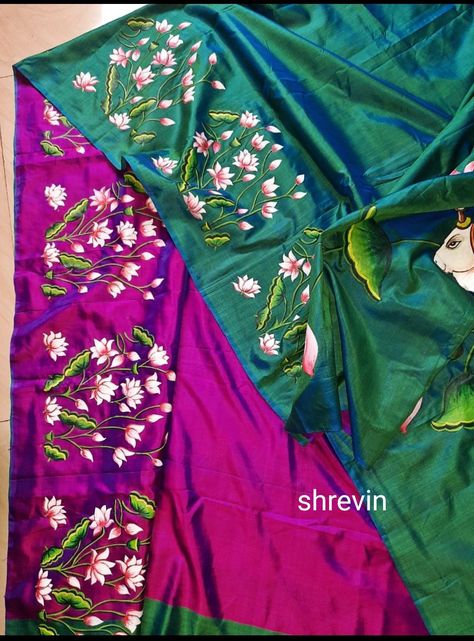 Fabric Painting On Cotton Saree, Fabric Painting On Chaniya Choli, Pichwai Painting Saree, Saree Painting Designs Cotton, Paintings On Sarees, Pichwai Painting On Saree, Pichwai Paintings On Blouse, Fabric Painting On Sarees Design, Hand Painting On Saree