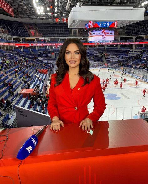 Female Sports Reporters, News Caster Outfit, Sports Commentator Aesthetic, Tv News Reporter Aesthetic, Tv Presenter Aesthetic, Tv Host Aesthetic, Tv Reporter Aesthetic, News Anchor Aesthetic, News Reporter Aesthetic