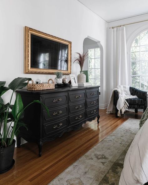 Black Dresser, Big Bedrooms, Mirror On The Wall, Bedroom Photos, My Bedroom, Design Del Prodotto, My New Room, House Inspo, New Room