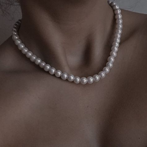 Pearl Necklace Aesthetic, Pearls Aesthetic, Elegante Outfits, Small Pearl Necklace, Evelyn Hugo, Van Helsing, Prom Accessories, Choker Style Necklace, Pearls Necklace