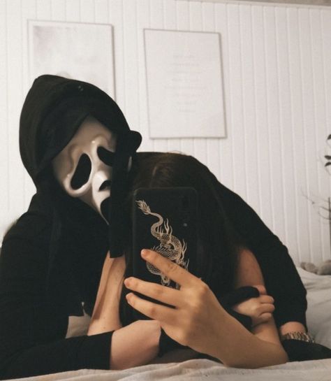 Scream Mask, Horror Villains, X Male Reader, Image Swag, Scream Movie, Cute Relationship Photos, Halloween Photoshoot, Masked Man, Ghost Faces