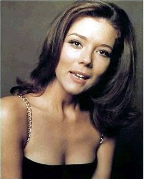 Stars Hairstyles, Diana Riggs, Dame Diana Rigg, Rachel Ward, Sean Young, Avengers Girl, Emma Peel, Head And Shoulders, Bond Girls